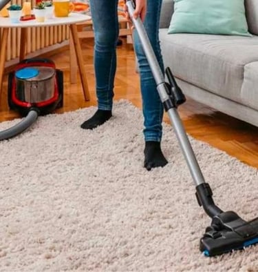 Nettoyage tapis gris en tissu avec un aspirateur