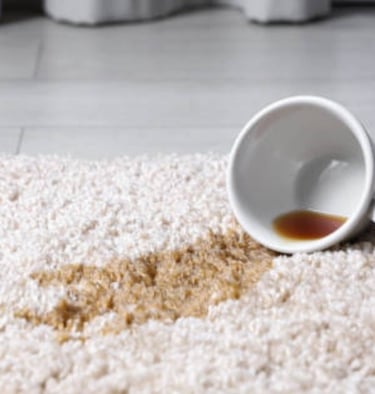 Tache de café sur tapis clair avant nettoyage professionnel par NetT à Blagnac