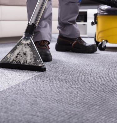 Technicien NetT nettoyant moquette avec machine professionnelle à Toulouse