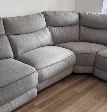 Nettoyage canape d’angle gris foncé pour un salon propre à Castanet-tolosan par NetT Toulouse