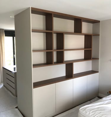 dressing cloisonnant déstructuré en bois et mélaminé blanc