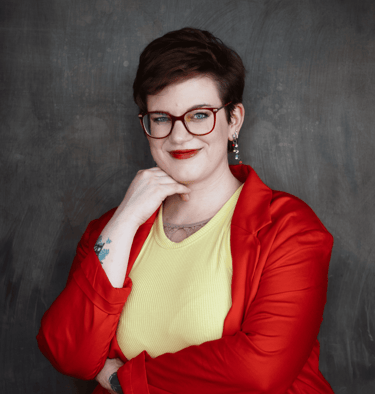 ein Photo von Swana Schuchmann mit rotem Blazer. Sie lächelt Dich an.