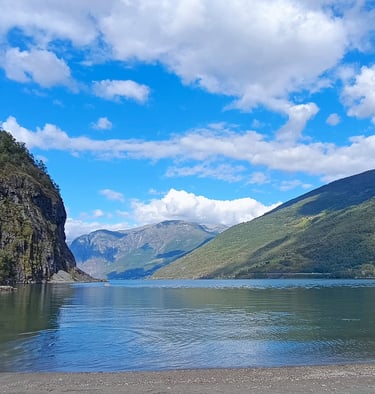 Widok na fjord Aurland latem, Norwegia