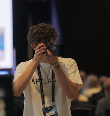 Patric ring som jobbar med fotografering