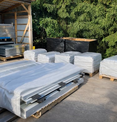 Supakuoti metaliniai gaminiai po miltelinio dažymo