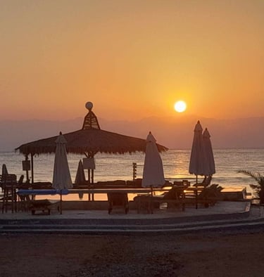 Soloppgangsutsikt fra bassenget med havutsikt i Egypt