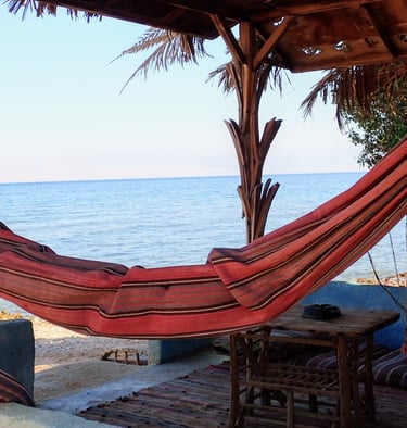 Ser på havet fra vår populære bungalow med delt bad i første linje