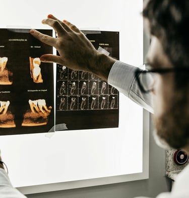 imagen de un dentista analizando una radiografía dental