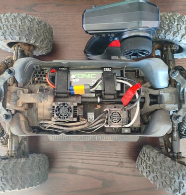 Análise de chassi interno e motor do carro RC ARRMA Big Rock com bateria LiPo Ovonic.