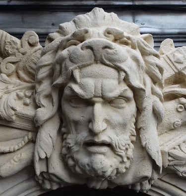 Heracles, ornamento de la fachada de la Sede de Rectorado de la Universidad Nacional de Rosario restaurado por Almapiedra.