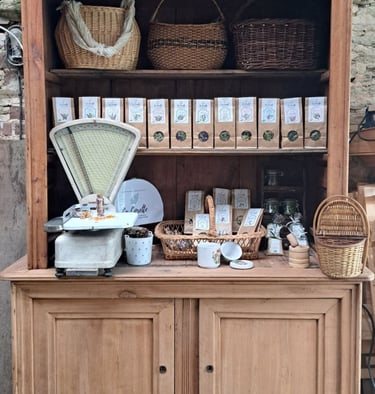 Image d'un buffet ancien avec les produits de la ferme de la corette