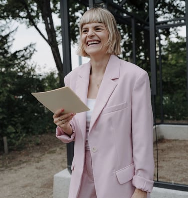 Traurednerin Silke hält eine persönliche Zeremonierede bei einer freien Trauung und liest aus ihrem Manuskript.