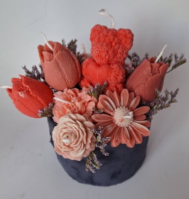 Rankų darbo sojų vaško žvakių kompozicija su meškiuku ir gėlėmis. Puikiai tinka gimtadieniui, Valent