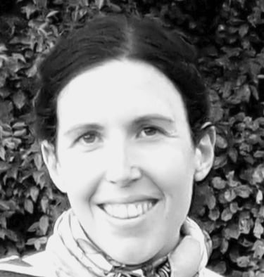 Marie Castellano, secrétaire et assistante technique de Phonie-Sat, experte en courant faible à Annecy.
