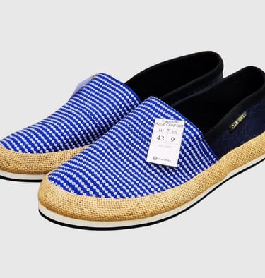 espadrilles artisanales bleu et blanc en tissu tissé avec détails en jute et cuir bleu indigo