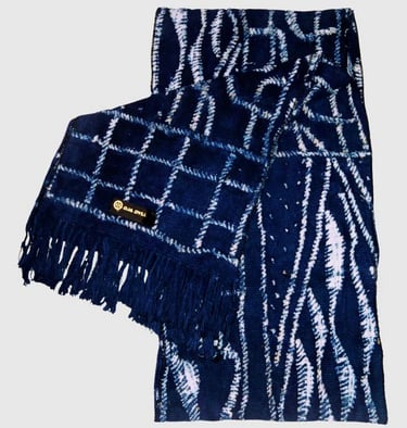 écharpe artisanale en tissu ndop bleu indigo avec motifs traditionnels blancs et franges