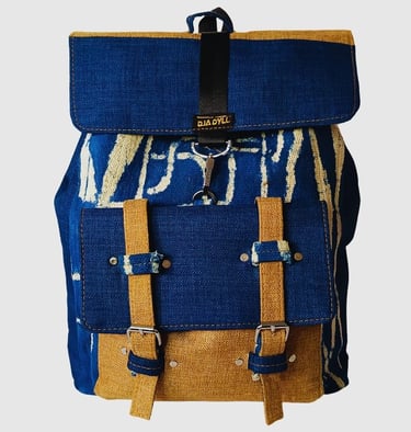 sac à dos artisanal bleu et beige en tissu Ndop avec motifs traditionnels