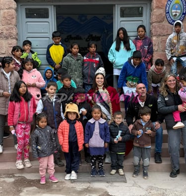 Josefina Blanco y el equipo de el Ente Autarquico Permanente en escuela primaria del norte de Jujuy