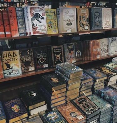 uma estante com muitos livros em cima dela