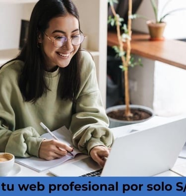 Emprendedora creando su página web profesional con dominio, hosting y correo corporativo desde su la