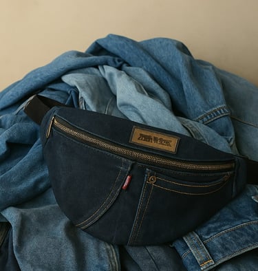 sac banane en jean upcyclé, sur un tas de jeans