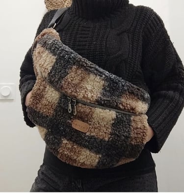 une femme portant un sac banane lilyboo, la Bestie avec les mains dans la poche kangourou