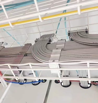 un grand chemin de câbles en fil métallique avec un tas de câbles