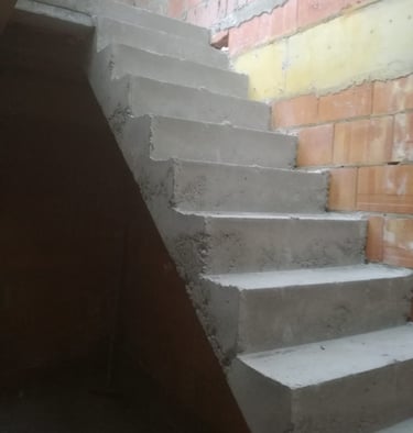 Réalisation d’un escalier en béton brut adapté aux dimensions spécifiques du chantier