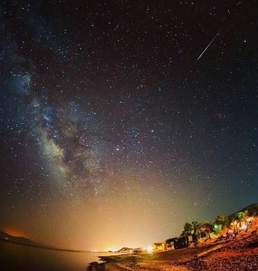 Nuit d'octobre sur la plage en Égypte avec un ciel étoilé clair