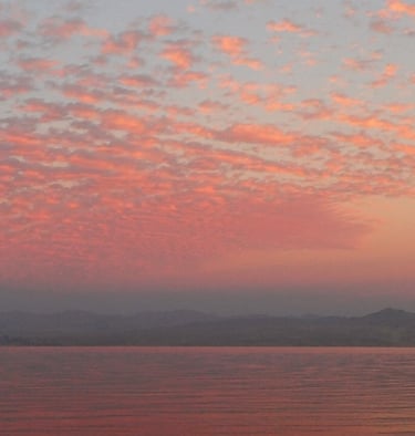 * Vue romantique sur la mer au coucher du soleil depuis la plage en Égypte   Options de restauration