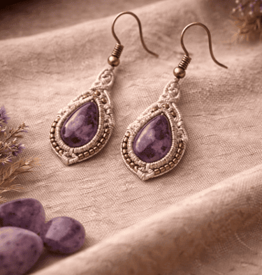 Aretes en macarme con hilo neutro y pieda amatista