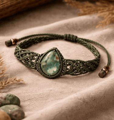 Pulsera artesanal en macramé con piedra natural verde