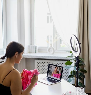 yrittäjä tekemässä töitä