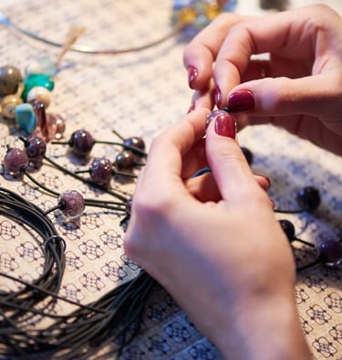 Artesano de joyería hecha a mano, cuentas de vidrio moradas en un cordón negro