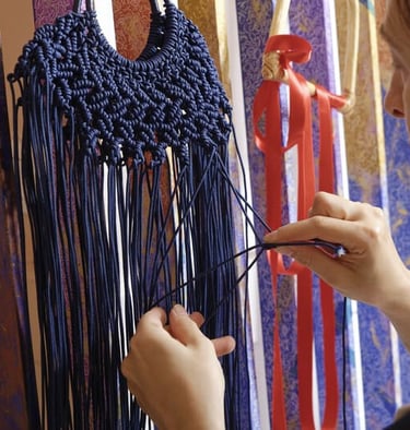 telar de macramé, persona trabajando