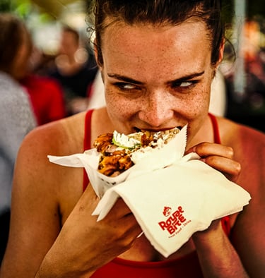 "Proyecto de branding y universo visual juvenil para la marca gastronómica Royal Bite."