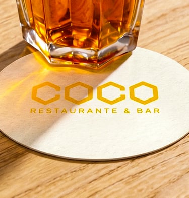 "Sistema de identidad visual y dirección creativa geométrica para el restaurante de playa Coco."