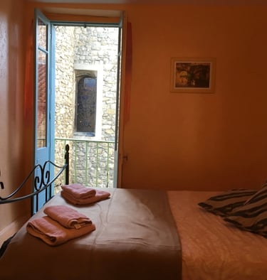 Chambre double avec balcon et vue sur l’église à Quillan