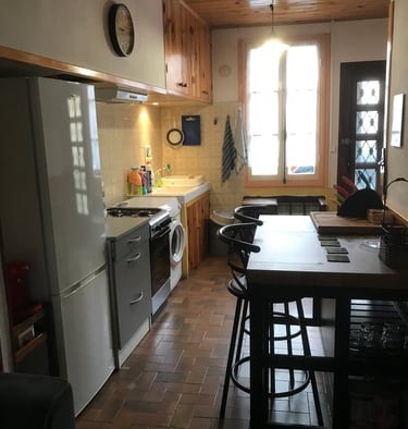 Cuisine équipée avec coin petit-déjeuner dans une maison de vacances à Quillan