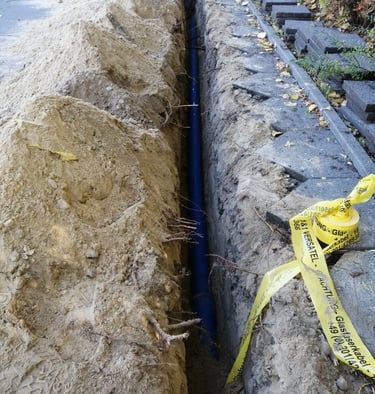 Baugrube mit Glasfaserleitung – UFT Bau GmbH Tiefbau Glasfaserausbau Berlin