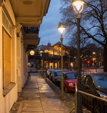 Straßenbeleuchtung in Berlin bei Nacht – UFT Bau GmbH Lichtmastprojekt Tiefbau Berlin