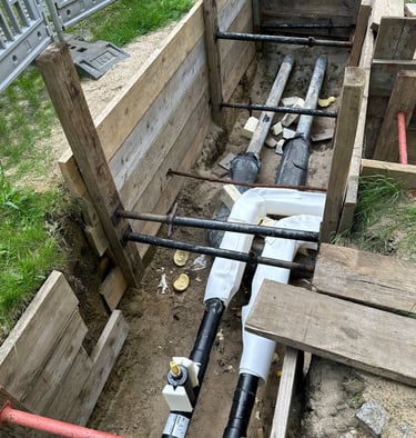 Baugrube mit Rohrleitungen – UFT Bau GmbH Gas- und Fernwärmeanschlüsse Berlin