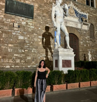 Profesora de italiano con la estatua del DAvid de Miguel Angel en Florencia