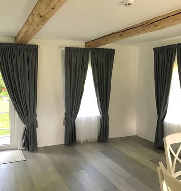 aukštos užuolaidos sodybai