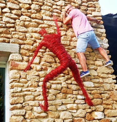 Le grimpeur sculpture fil de fer Wilfrid Bricourt