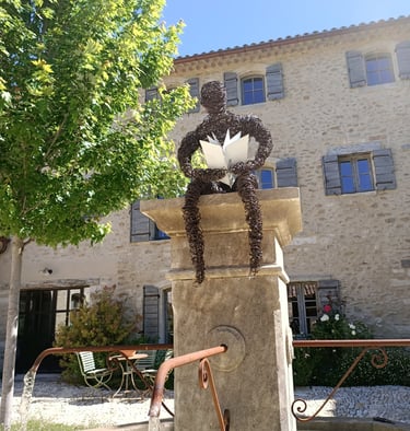 le lecteur sculpture fil de fer artiste sculpteur Wilfrid Bricourt mas Luberon