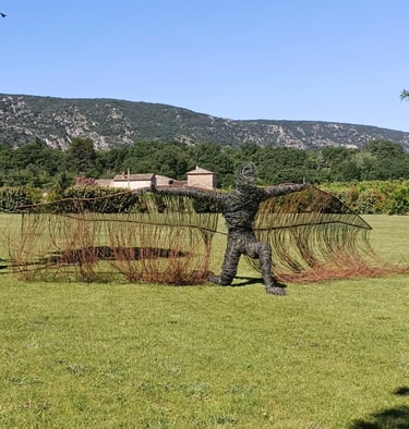 Icare sculpture jardin fil de fer artiste sculpteur Wilfrid Bricourt
