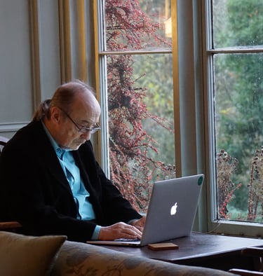 Hombre mayor realizando ejercicios de estimulación cognitiva en su ordenador. En Cerebro Nostrum ofr