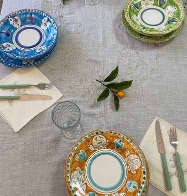 Une tablée en céramique italienne Maiolica