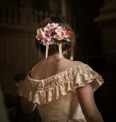 Femme de dos en robe, style mariage